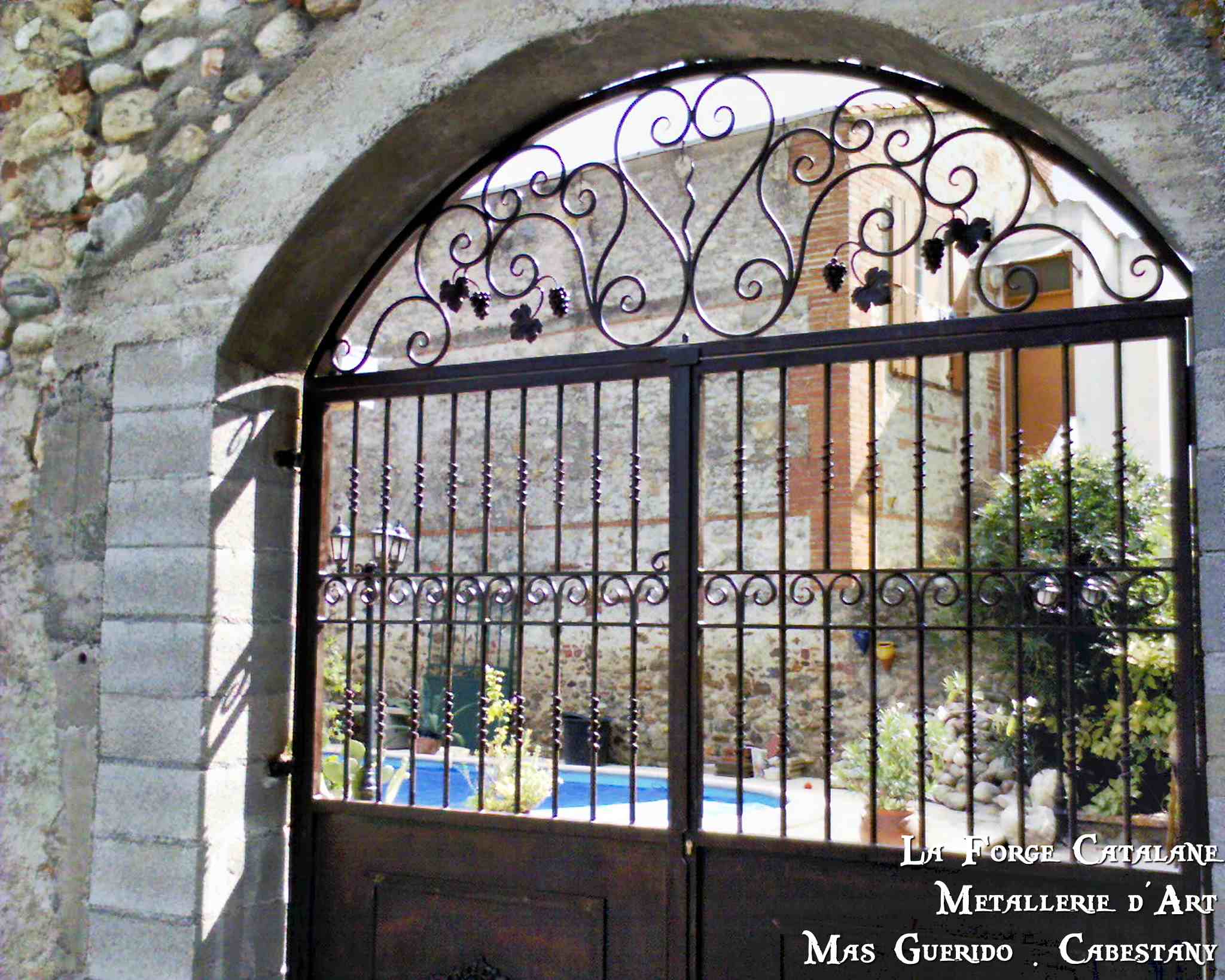 portail cintre imposte fixe volutes inspiration vigne forge catalane.jpg